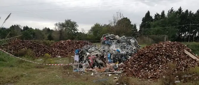 Lamezia, nuovo ritrovamento di ecoballe. Città nel mirino