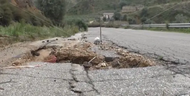 Corigliano, la strada allucinante che conduce all'ospedale… in tutti i sensi