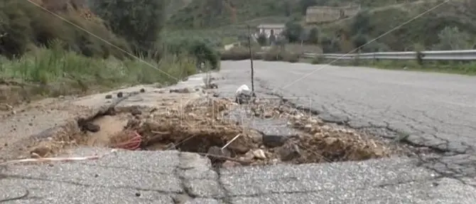Corigliano, la strada allucinante che conduce all'ospedale… in tutti i sensi