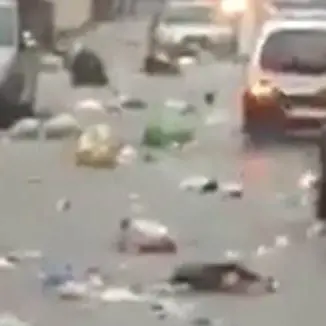 Maltempo a Lamezia, le vie si allagano e i rifiuti finiscono in strada