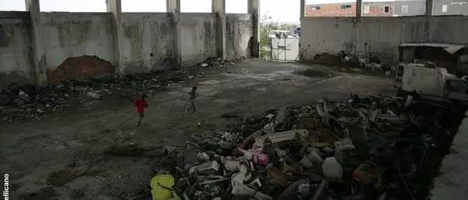 Il ghetto di Melito dove dieci famiglie vivono tra insetti e rifiuti