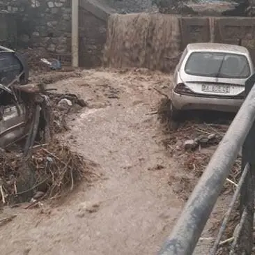 Esonda il torrente e trascina le auto, attimi di panico nel Reggino