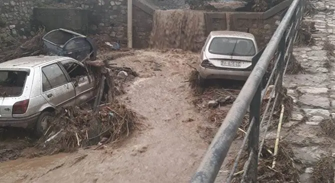 Esonda il torrente e trascina le auto, attimi di panico nel Reggino