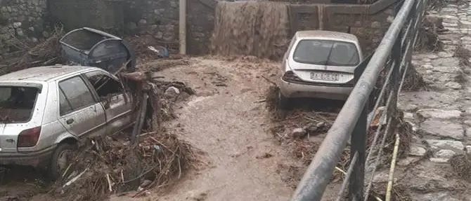 Esonda il torrente e trascina le auto, attimi di panico nel Reggino