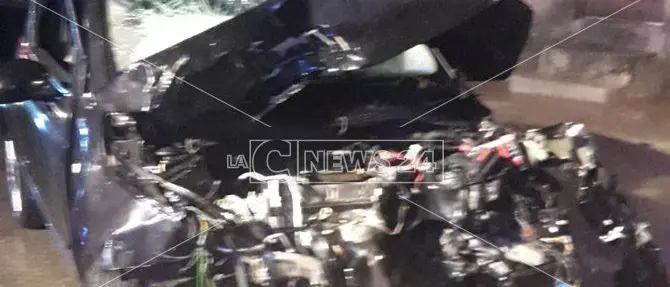 Catanzaro, scontro frontale tra due auto sulla statale 106