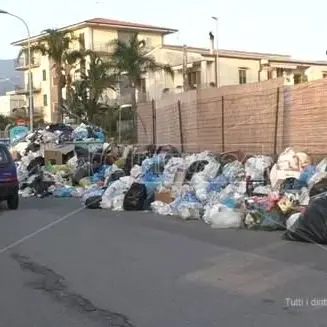 Lamezia sommersa dai rifiuti, sette avvisi di garanzia a Multiservizi e Daneco