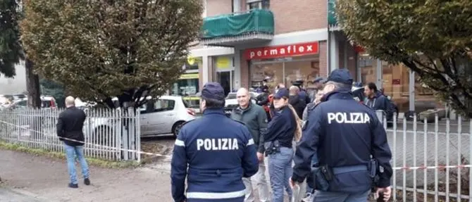 Ostaggi in ufficio postale, il sequestratore vuole parlare con Salvini