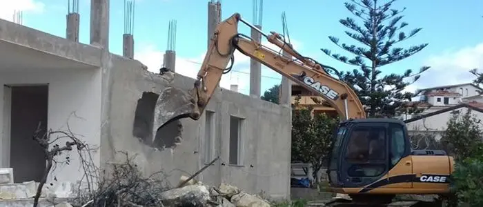 In Calabria tremila case abusive da abbattere. Come in Sicilia i Comuni fanno finta di niente