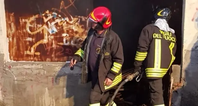 Crotone, a fuoco capannone in pieno centro cittadino