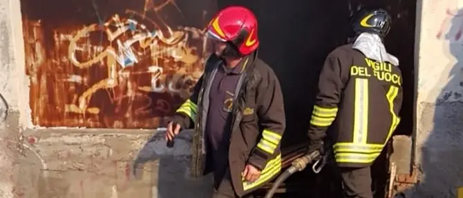 Crotone, a fuoco capannone in pieno centro cittadino