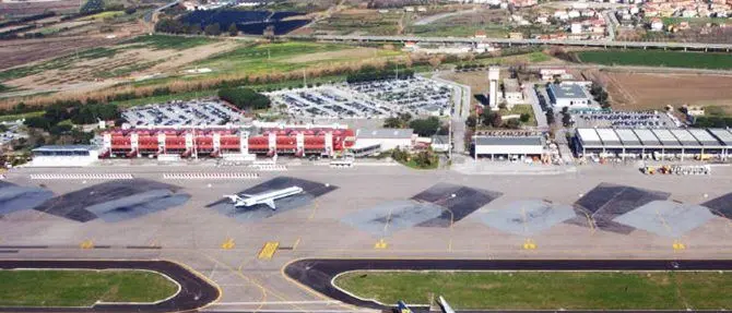 Lamezia, atterraggio di emergenza per un aereo diretto a Roma