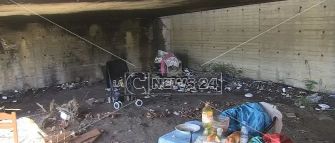 Cosenza, degrado senza fine sotto i ponti di Vaglio Lise