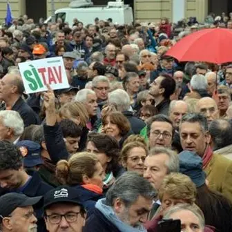 Oltre 30mila in piazza a Torino per dire sì alla Tav