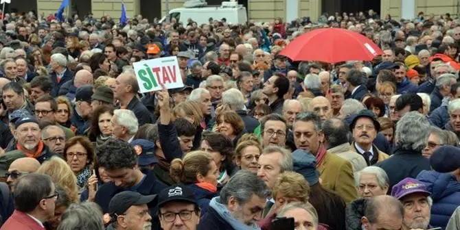 Oltre 30mila in piazza a Torino per dire sì alla Tav