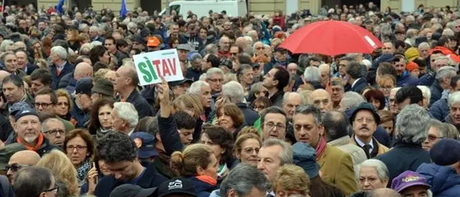Oltre 30mila in piazza a Torino per dire sì alla Tav