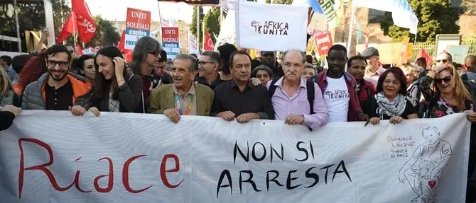 Decreto Sicurezza, in migliaia a Roma sfilano con Mimmo Lucano