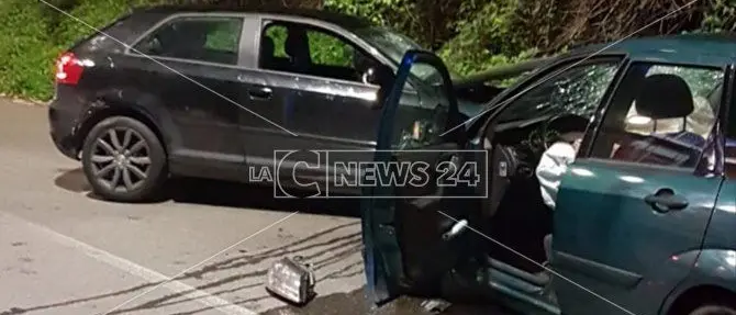 Incidente a Catanzaro, scontro tra due auto a Piterà: due feriti