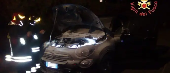 Auto in fiamme tra Chiaravalle e Petrizzi, il conducente riesce a mettersi in salvo