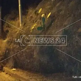 Frana costone a Magisano, transito ridotto a una corsia