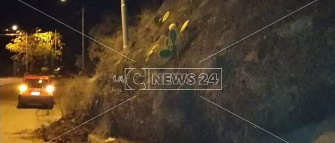 Frana costone a Magisano, transito ridotto a una corsia