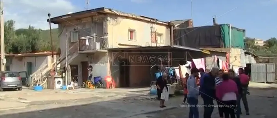 Viaggio nella baraccopoli rom di Melito Porto Salvo tra case fatiscenti, spazzatura e insetti