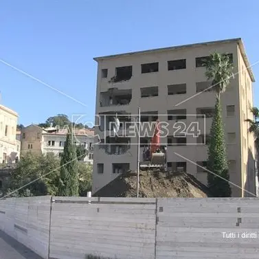 Cosenza, al via i lavori per l'abbattimento dell'ex Hotel Jolly