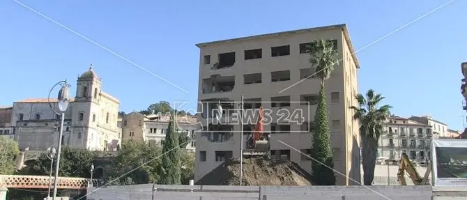 Cosenza, al via i lavori per l'abbattimento dell'ex Hotel Jolly