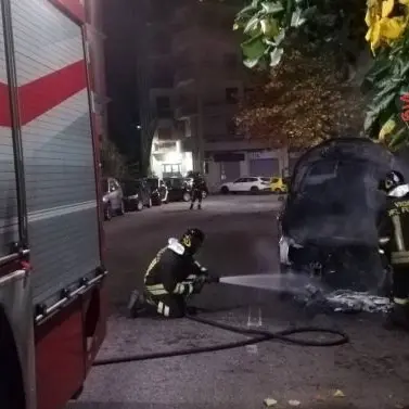 Catanzaro, in fiamme auto di un medico