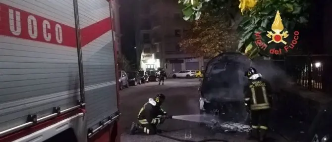 Catanzaro, in fiamme auto di un medico