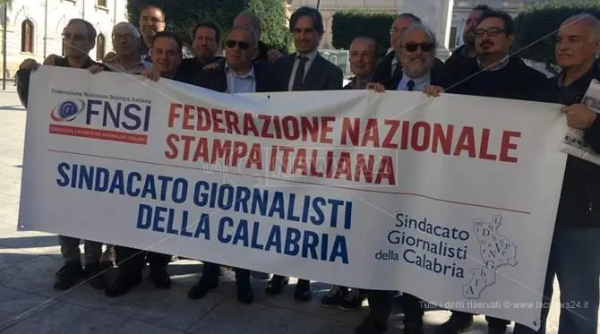 Giù le mani dall'informazione, flash mob a Reggio per la libertà di stampa