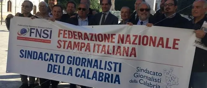 Giù le mani dall'informazione, flash mob a Reggio per la libertà di stampa