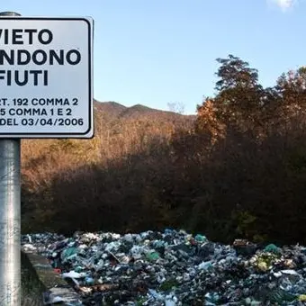 Crotone, sorpreso mentre abbandona rifiuti: denunciato