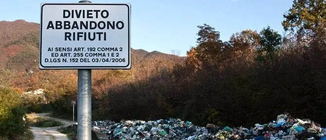 Crotone, sorpreso mentre abbandona rifiuti: denunciato