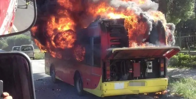 In fiamme un autobus a Catanzaro