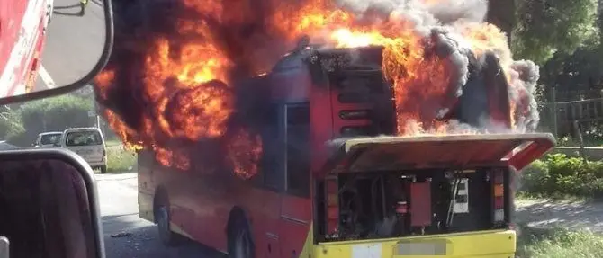 In fiamme un autobus a Catanzaro