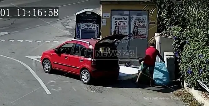 Tropea, le telecamere inchiodano chi abbandona rifiuti in strada