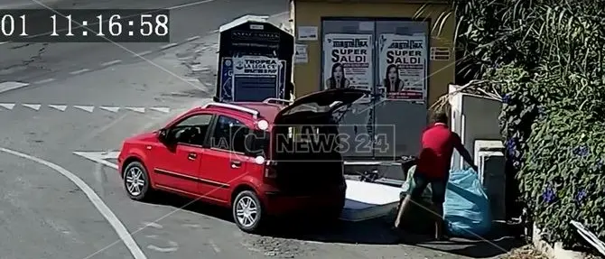Tropea, le telecamere inchiodano chi abbandona rifiuti in strada