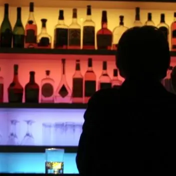Il boss, l’agente dei servizi segreti e l'incontro al bar per discutere d’indagini