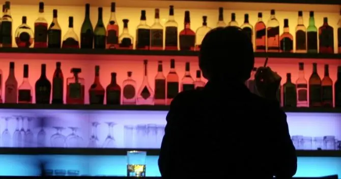 Il boss, l’agente dei servizi segreti e l'incontro al bar per discutere d’indagini