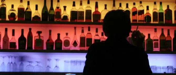 Il boss, l’agente dei servizi segreti e l'incontro al bar per discutere d’indagini