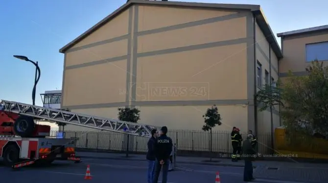 Ex operai del verde pubblico salgono sul tetto di una scuola, protesta a Rossano