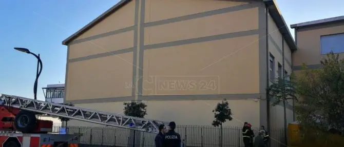 Ex operai del verde pubblico salgono sul tetto di una scuola, protesta a Rossano