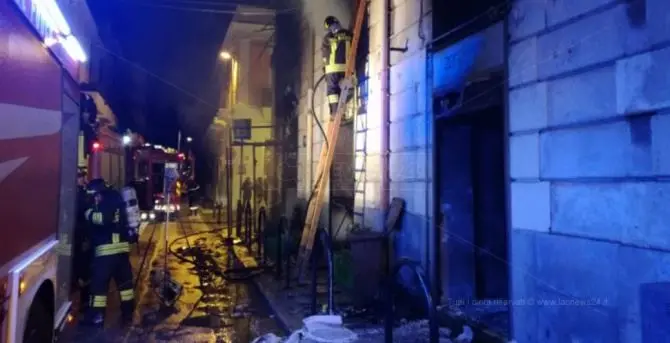 Reggio, incendio distrugge pizzeria: sul posto polizia scientifica e vigili del fuoco