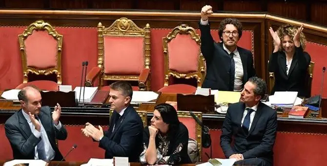 Il Decreto Genova passa al Senato: è legge. Caos in aula