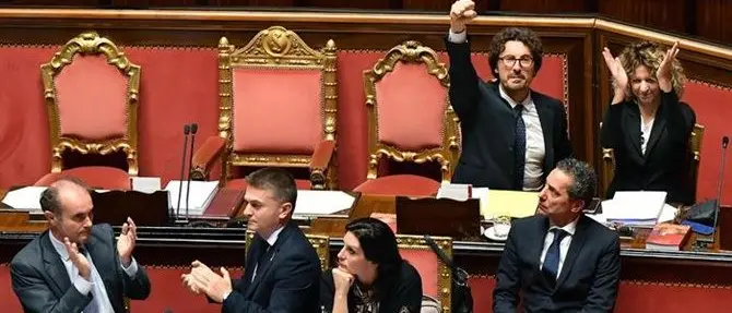 Il Decreto Genova passa al Senato: è legge. Caos in aula