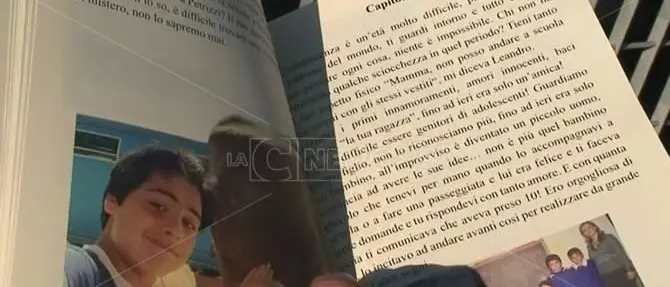 Travolto e ucciso da un treno, Leandro vive nell'amore e negli scritti della madre