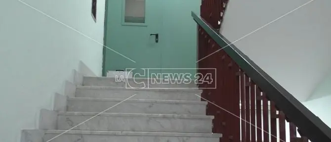 Tragedia all'ospedale di Praia, paziente scivola sulle scale e muore