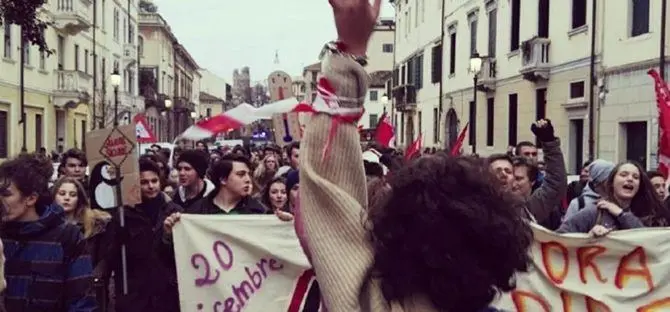 «Dal governo solo promesse». Anche le scuole calabresi scendono in piazza