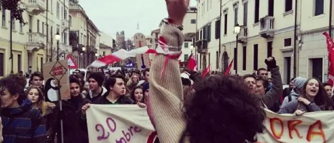 «Dal governo solo promesse». Anche le scuole calabresi scendono in piazza