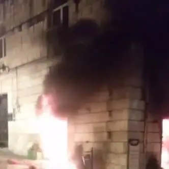 Palazzo invaso dal fumo e aria irrespirabile, poliziotti eroi salvano anziana